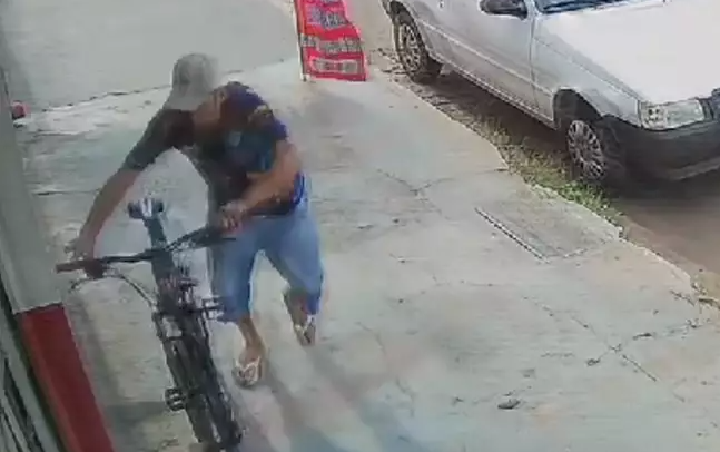 Câmera mostra ladrão fugindo com bicicleta furtada em plena luz do dia
