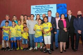 O deputado federal, Beto Pereira (PSDB), acompanhado do governador Eduardo Riedel (PSDB) e crianças do projeto Ação Continuada. (Foto: Juliano Almeida)