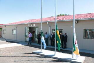 Pessoas em frente ao Fórum de Coronel Sapucaia, onde caso foi julgado (Foto: Arquivo | TJMS)