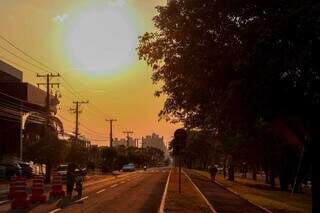 Sol escaldante no fim de tarde em Campo Grande (Foto: Juliano Almeida)