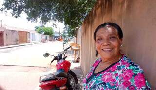 Dona Dalva de Oliveira está muito feliz com a chegada do esgoto na Rua Sanfona, no bairro Tiradentes (Foto: Gabriela Couto)