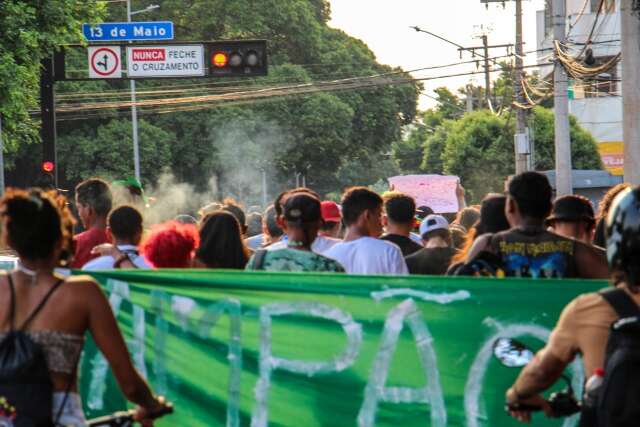 Escoltada pela PM, marcha percorre ruas pela legaliza&ccedil;&atilde;o da maconha