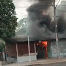 Casa fica destruída e estrutura completa deve ser refeita após incêndio