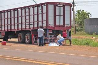 Idoso morre ap&oacute;s ser atropelado por caminh&atilde;o