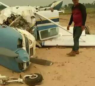 Avião destruído após pouso forçado, em Corumbá. (Foto: Direto das Ruas)