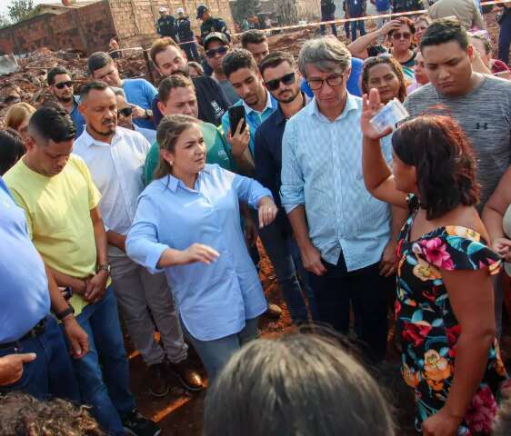 Moradores de favela cercam prefeita e cobram casas prometidas em fevereiro