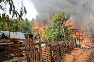 Fogo destruiu barracos em favela nesta manhã (Foto: Paulo Francis)