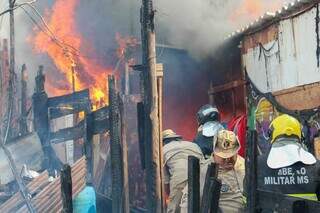 Segundo incêndio na favela do Mandela, na tarde desta quinta (Foto: Juliano Almeirda)