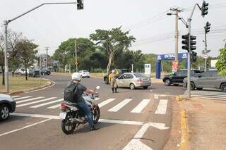 Guarda de trânsito organiza o trânsito com semáforo desligado, mas fluxo já foi normalizado (Foto: Paulo Francis)