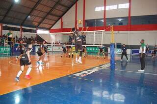 Lance de jogo do naipe masculino por torneio regional (Foto: FVMS/Divulgação)