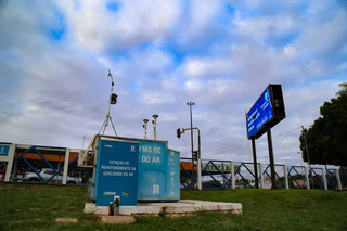 Estação de Monitoramento da Qualidade do Ar, próximo à Costa e Silva, na UFMS (Foto: Alex Machado)