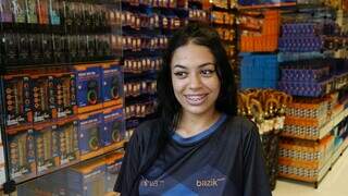 Vendedora de uma eletrônicos e utilidades Ana Júlia, 19 anos (Foto: Alex Machado)