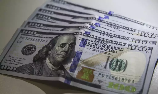 Na volta do feriado, d&oacute;lar fecha em alta de 0,17%, cotado a R$ 4,86