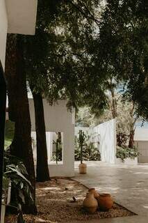 “Boa parte da área externa tem uma vibe mediterrânea, com a parede branca, textura orgânica e muito verde(Foto: Liziane Fuchs)