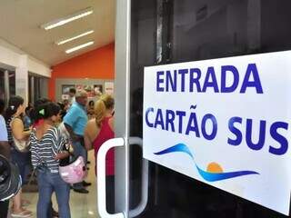 Usuários na fila para fazer o cartão do SUS em Campo Grande (Foto: Campo Grande News/Arquivo)