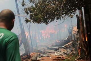 Incêndio na Favela do Mandela na manhã desta quarta-feira (Foto: Paulo Francis)