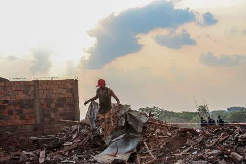 Em meio às cinzas, moradores do Mandela buscam materiais para reconstruir casas