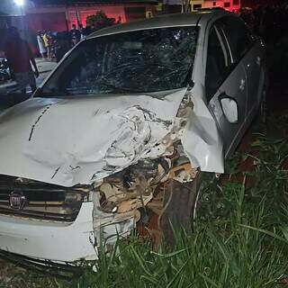 Carro Fiat Siena com para-choque danificado (Foto: Direto das Ruas)