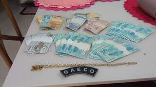 Dinheiro e corrente de ouro apreendidos na operação do Gaeco desta quinta-feira (Foto: Divulgação)