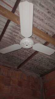 Ventilador parado por falta de energia em casa no Iracy Coelho. (Foto: Reprodução processo)