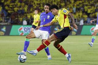 Luis Díaz disputa a posse da bola durante confronto com a Seleção Brasileira. (Foto: fcf.com.co)