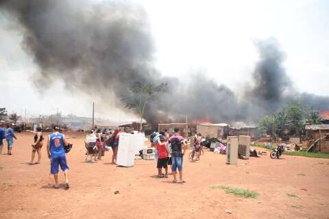 Famílias tinham pouco, “agora não têm nada”, resume moradora após fogo em favela