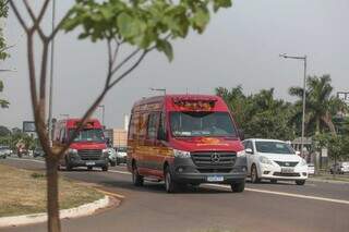 Viaturas dos bombeiros durante transferência de vítimas para a Unimed. (Foto: Marcos Maluf)