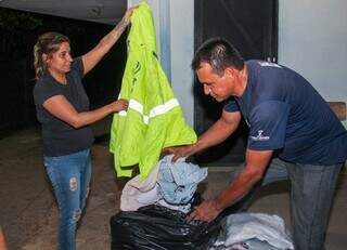Roupas, cobertores e objetos serão distribuídos para famílias que perderam tudo em incêndio. (Foto: Juliano Almeida)