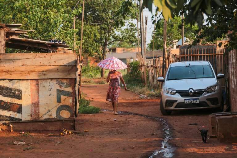 Mulher caminha em rua da favela Morada de Angicus (Foto: Paulo Francis)