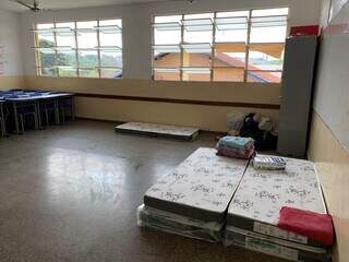 Colchões disponíveis a famílias na  Escola Municipal Kamé Almeida (Foto: Bruna Marques)