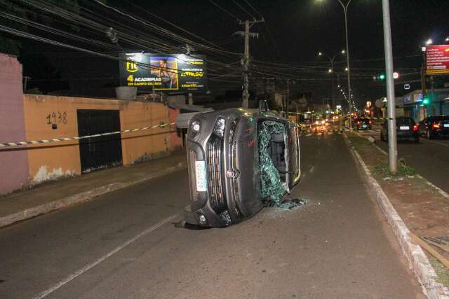 Motorista fura sinal vermelho e capota ao colidir picape com Celta