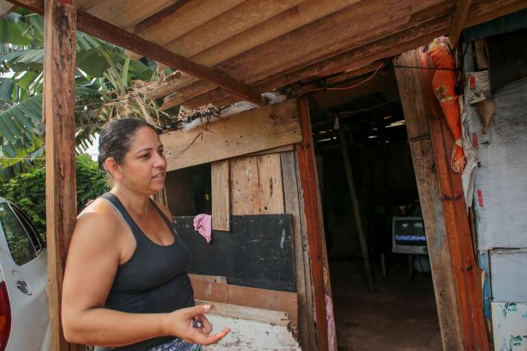 Regiane comenta problemas na favela Nova Esperança (Foto: Paulo Francis)