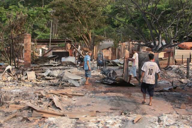 Ap&oacute;s trag&eacute;dia, moradores tentam recuperar o que sobrou 