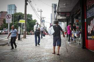Movimento de consumidores no Centro de Campo Grande, entre o cruzamento das avenidas Afonso Pena com a Calógeras (Foto: Arquivo/ Henrique Kanaminami)