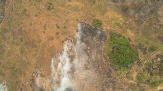 Foto aérea do fogo se alastrando no Pantanal (Foto: CPA/CBMMS)