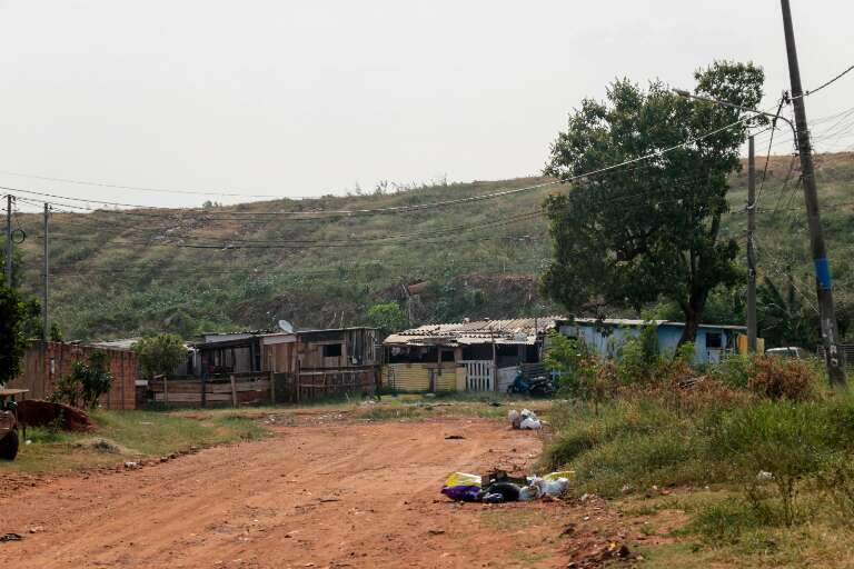 Casas da favela Nova Esperança, construídas próximas ao antigo aterro sanitário do Jardim Noroeste, que foi desativado em 2016 (Foto: Paulo Francis)