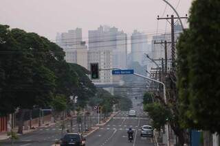 Céu de Campo Grande tomado por fumaça nesta manhã (Foto: Marcos Maluf)