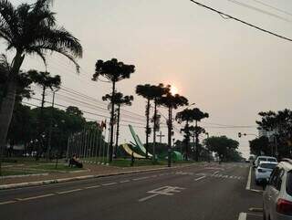 Registro feito na Avenida Brasil, região central de Cascavel, no Paraná, mostra Sol difuso (Foto: Márcio Couto)