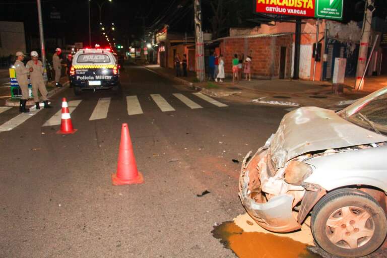 Motorista Fura Sinal Vermelho E Capota Ao Colidir Picape Celta