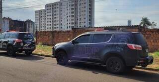 Viaturas da polícia durante cumprimento de mandado em Campo Grande. (Foto: Divulgação/PCMS)