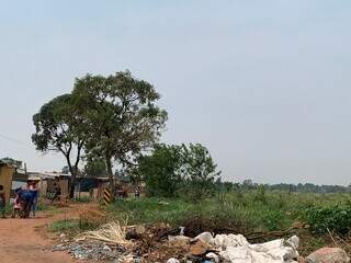 Famílias vivem ao lado de uma área onde as pessoas costumam jogar lixo (Foto: Bruna Marques) 