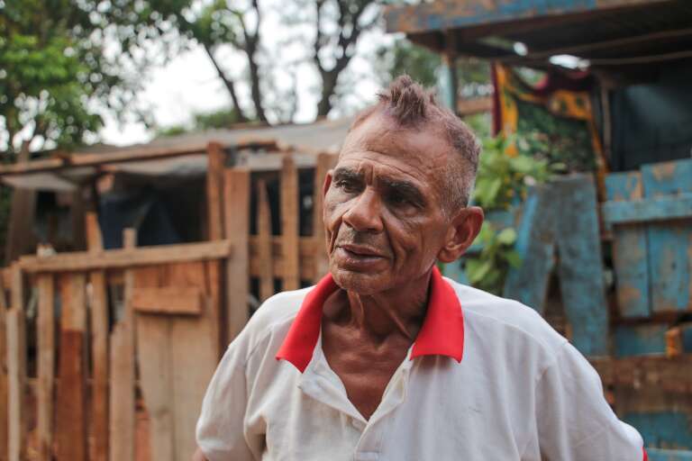 Francisco aponta principais problemas da favela Nova Esperança (Foto: Paulo Francis)