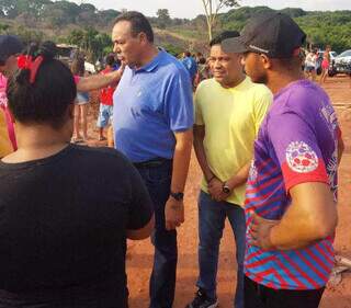 Vereador Carlão, de camisa azul, conversa com moradores de favela (Foto: Divulgação)