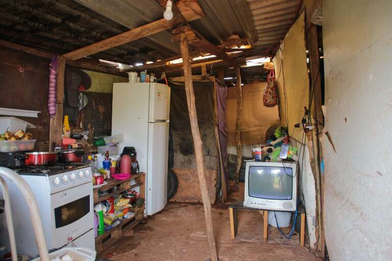 Interior da casa de Regiane, na favela Nova Esperança (Foto: Paulo Francis)