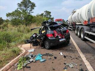 Veículo ficou totalmente destruído em acidente na BR-262. (Foto: Reprodução/CBMMS)