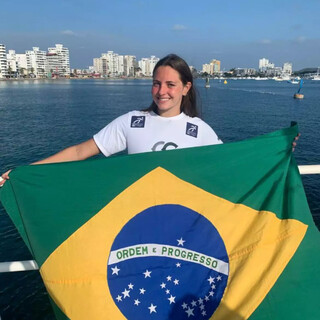 Thaís Souza segura a bandeira brasileira em competição (Foto: Divulgação)