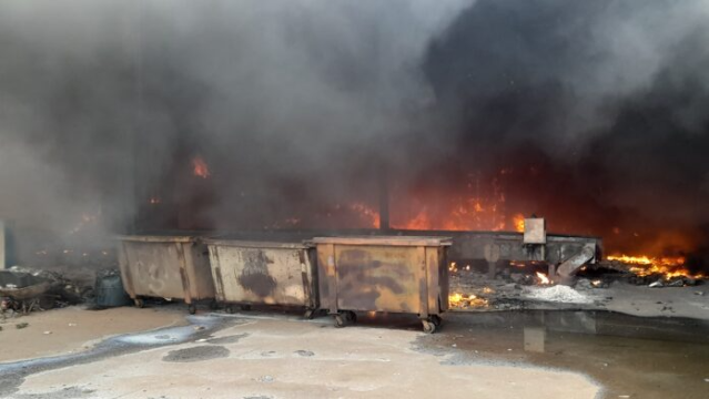 Inc&ecirc;ndio de grandes propor&ccedil;&otilde;es destr&oacute;i galp&atilde;o de reciclados