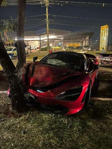 Colis&atilde;o entre ve&iacute;culos deixa McLaren destru&iacute;da na Afonso Pena