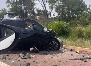 Carro de passeio foi parar em acostamento após a batida (Foto: reprodução / Ribas Ordinário)