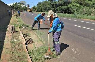 Mutir&atilde;o de limpeza retira 400 toneladas de lixo da Avenida Ernesto Geisel